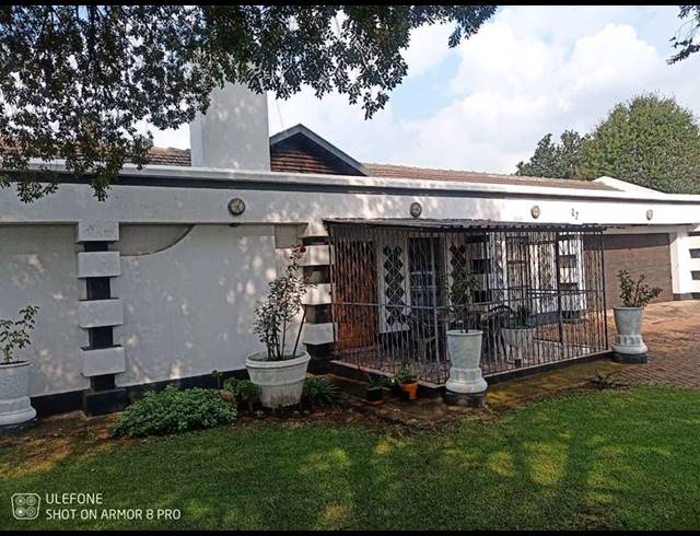 4 BEDROOM HOUSE FOR SALE IN MACKENZIE PARK